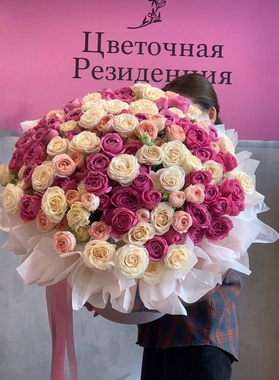 Композиция из микса кустовых пионовидных розочек