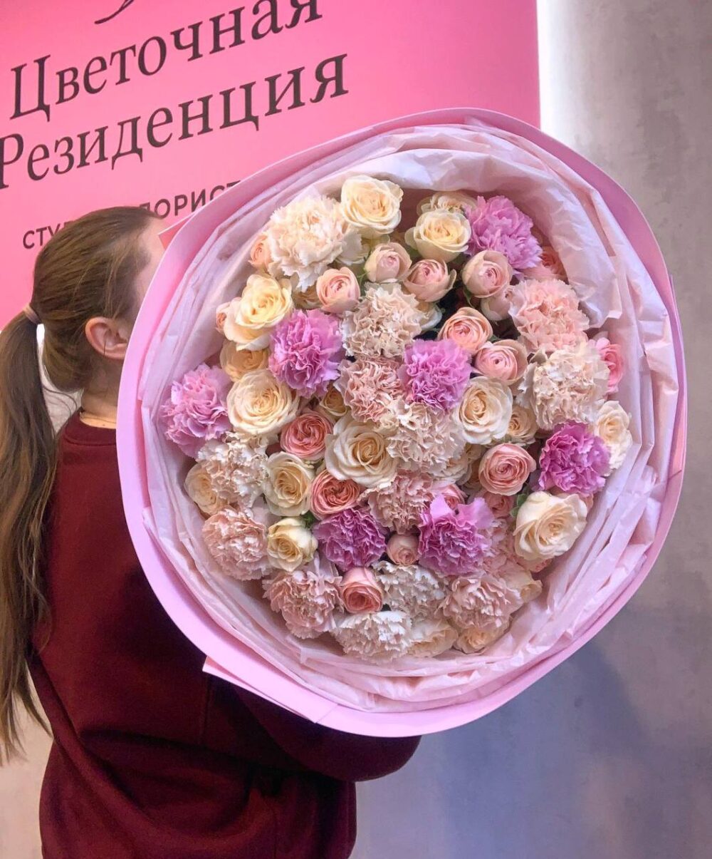 Букет из диантусов и кустовых пионовидных роз