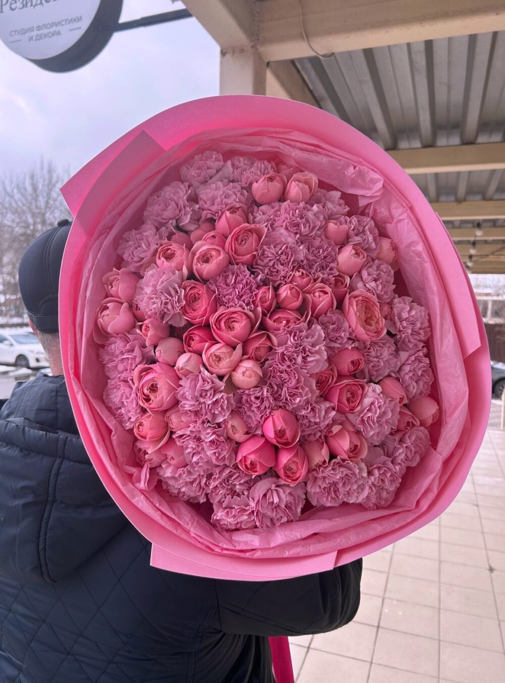 Букет с премиальной пионовидной розой Silva Pink и розовыми диантусами
