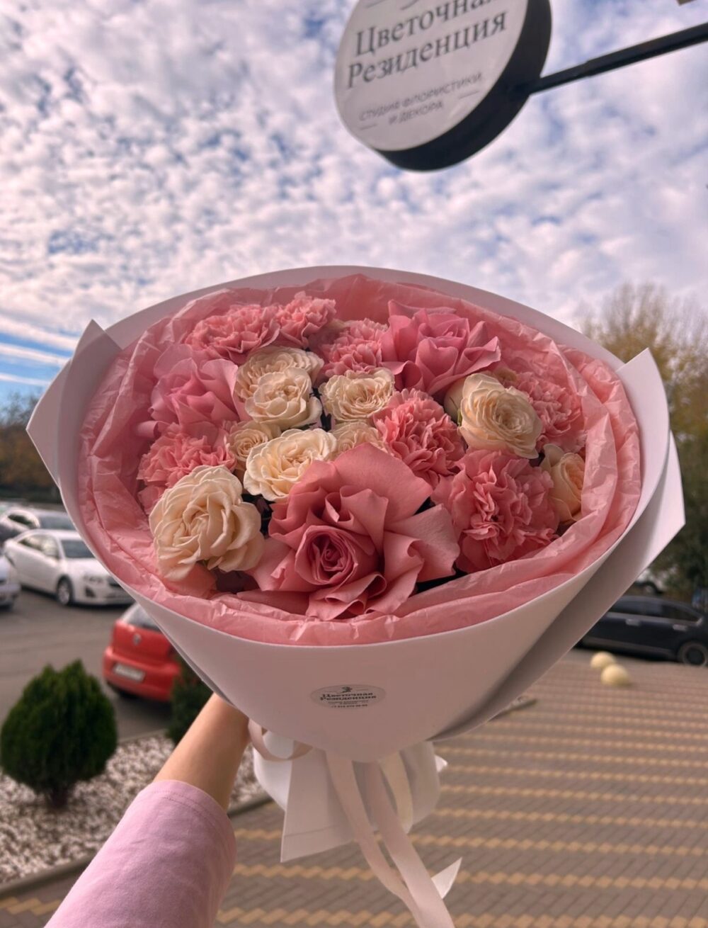 Сборный букет с французскими розами в коралловом оттенке