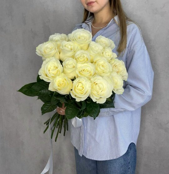 17 белых голландских роз 80см