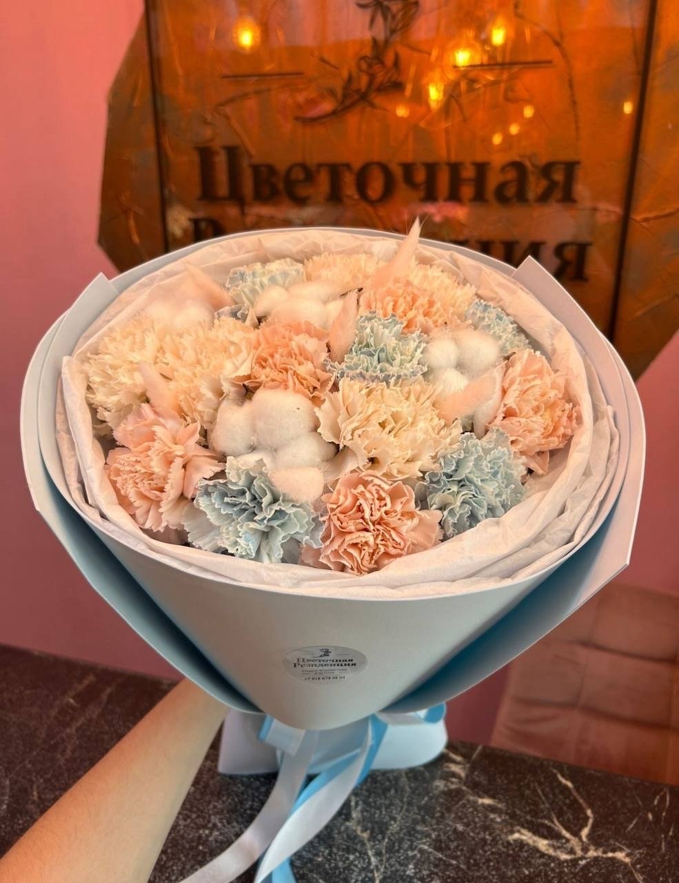 Букет из микса диантусов и хлопка
