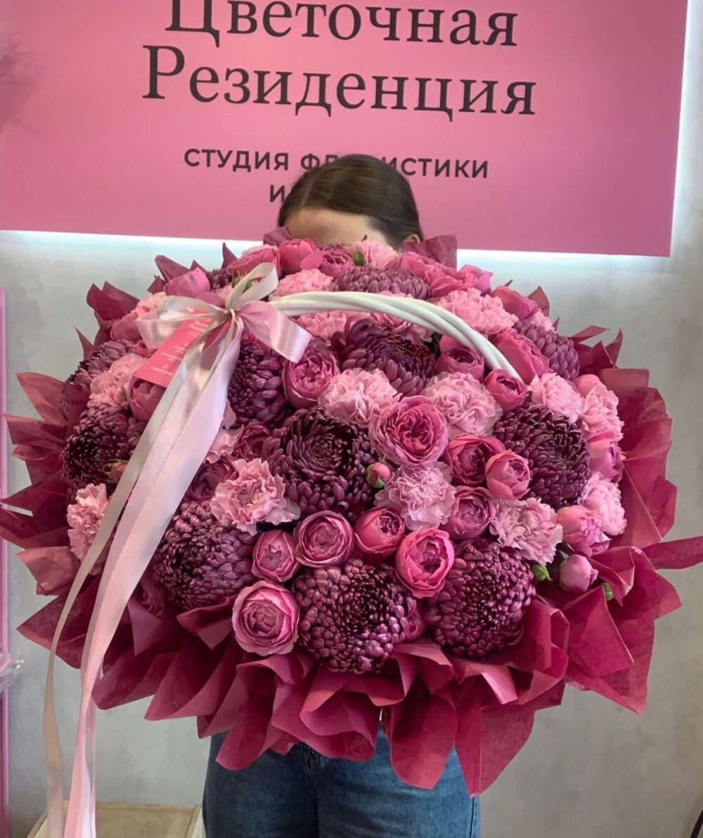 Корзина с хризантемой бигуди и кустовыми пионовидными розами