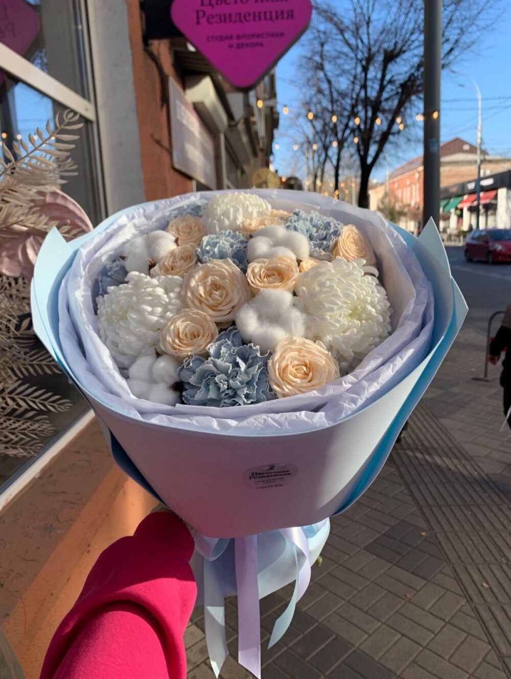 Букет в бело-голубой гамме с хризантемами