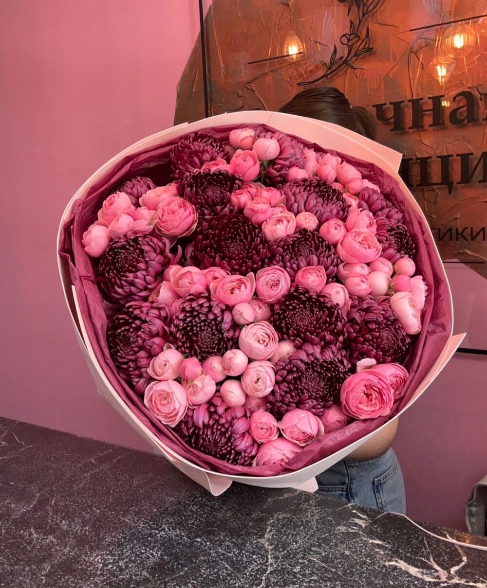 ВАУ-букет с бигуди и кустовой пионовидной розой