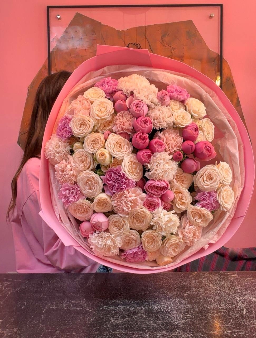 Нежный сборный букет с кустовыми пионовидными розами