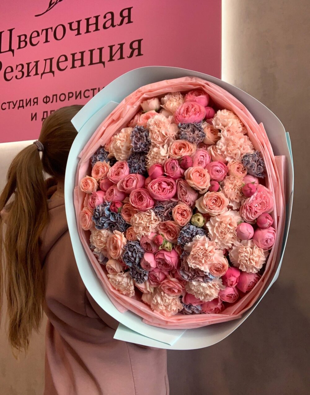 Сборный букет с пионовидными розами и космическими диантусами